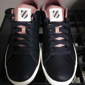 Women's sneakers size 6
